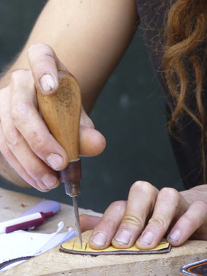 travail manuel du cuir avec une gouge