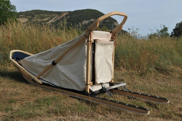 tente en tissu type tipi cousue sur une structure de traineau en bois