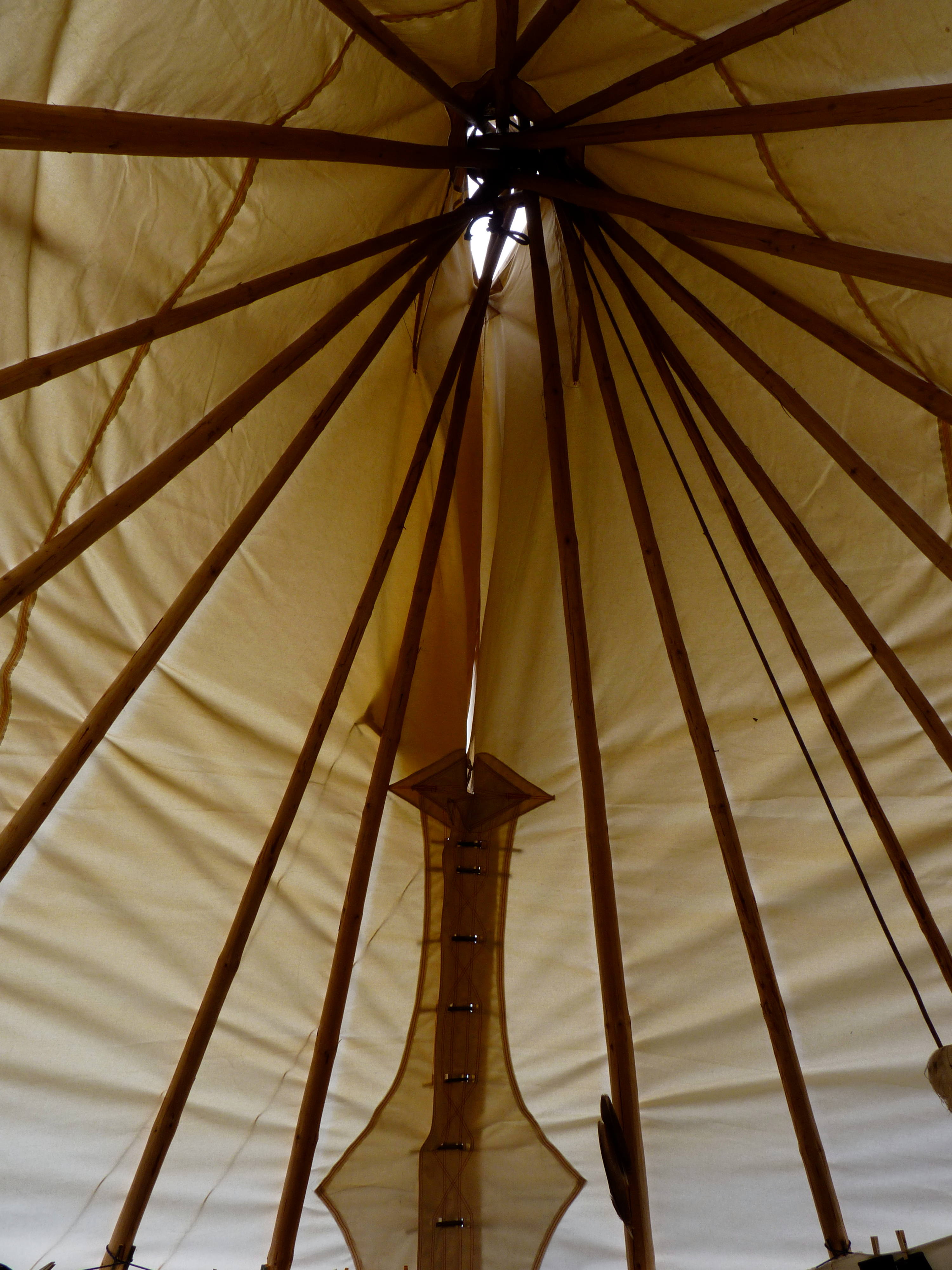 vue par dessous et l'intérieur d'une toile de tipi