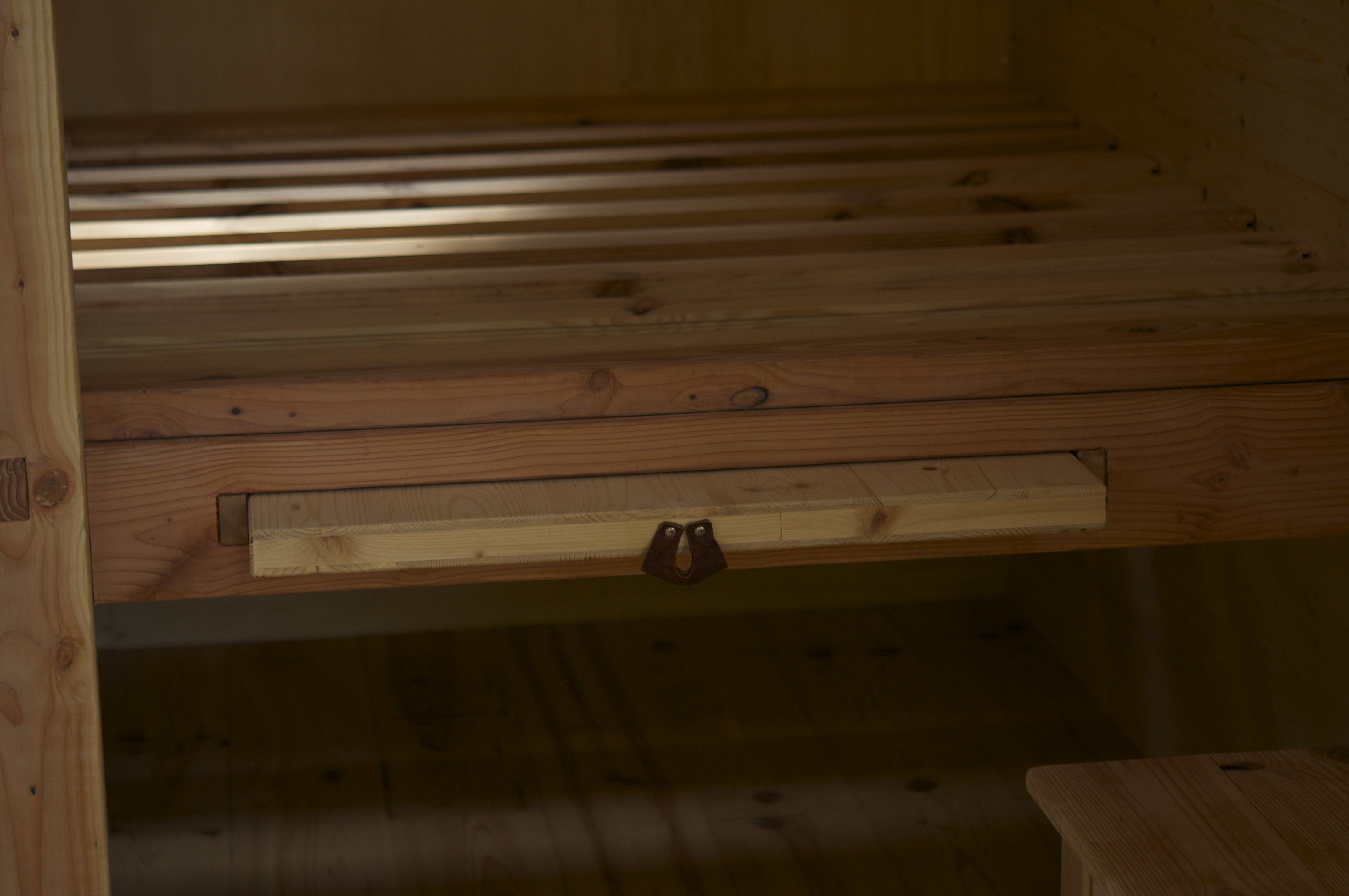 détails de l'aménagement intérieur en bois d'une roulotte