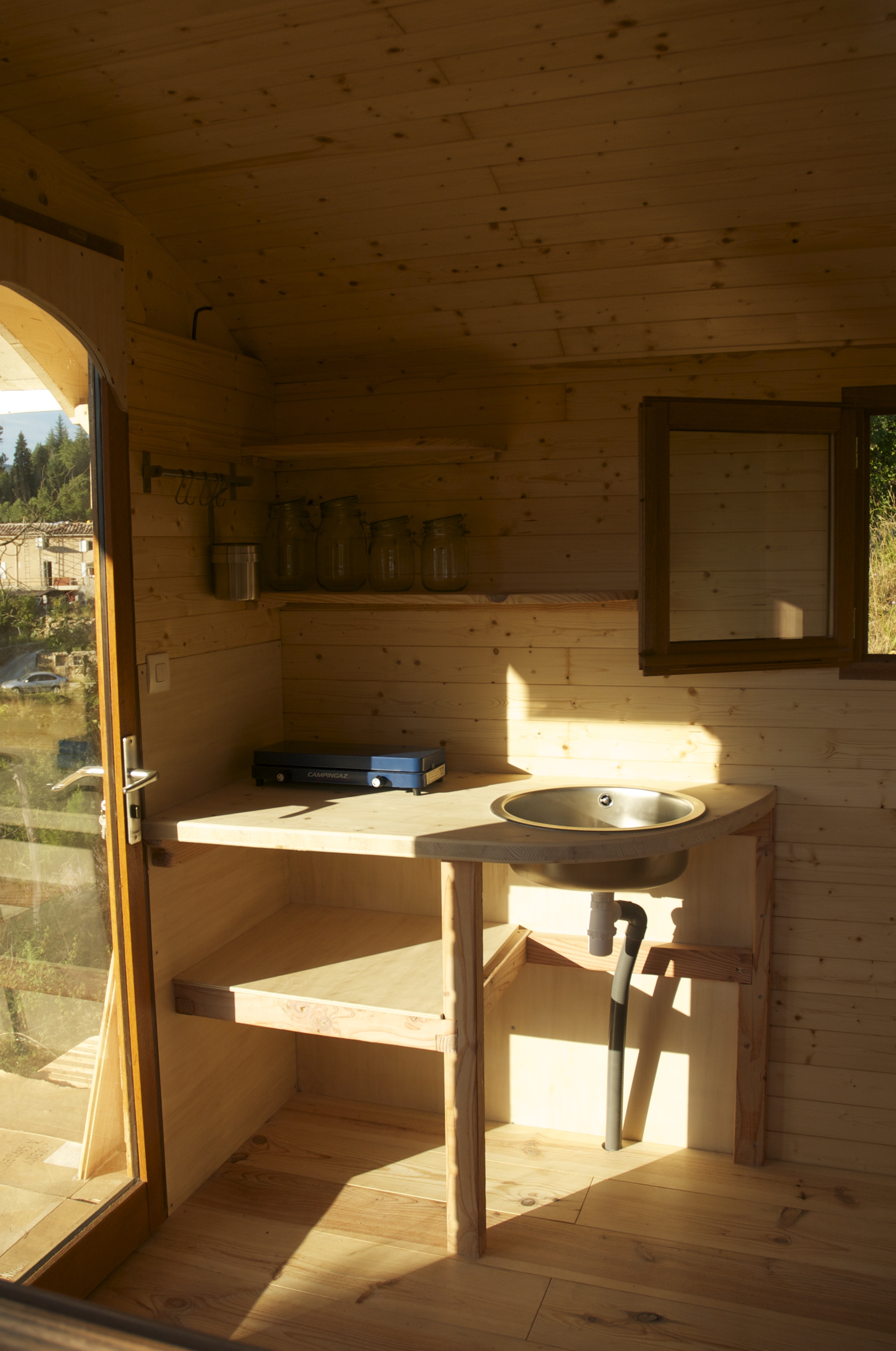 cuisine et vestibule d'une roulotte réhabilitée en bois